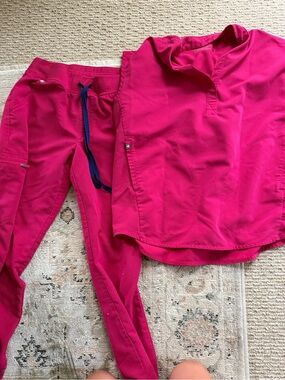 Figs Women's V-Neck Scrub Top in Fuchsia